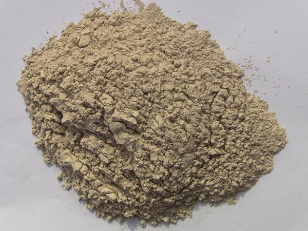 礬土性質(zhì) 礬土主要成分是氧化鋁，為煉鋁和耐火材料的主要原料。白色或灰白色，因含鐵而呈褐黃或淺紅色。密度3.45g/cm3，硬度1～3，不透明，質(zhì)脆。極難熔化，不溶于水，能溶于硫酸、氫氧化鈉溶液。 地區(qū)分布 中國鋁土礦資源比較豐富，在全國18個省、自治區(qū)、直轄市已查明鋁土礦產(chǎn)地205處，其中大型產(chǎn)地72處（不包括臺灣），主要分布在山西、山東、河北、河南、貴州、四川、廣西、遼寧、湖南等地。 投資前景 1.可用于煉鋁工業(yè)。用于國防、航空、汽車、電器、化工、日常生活用品等。 2.可用于精密鑄造。礬土熟料加工成細(xì)粉做成鑄模后精鑄。用于軍工、航天、通訊、儀表、機(jī)械及醫(yī)療器械部門。 3.可用于耐火制品。高鋁礬土熟料耐火度高達(dá)1780℃，化學(xué)穩(wěn)定性強(qiáng)、物理性能良好。 4.硅酸鋁耐火纖維。用于鋼鐵、有色冶金、電子、石油、化工、宇航、原子能、國防等多種工業(yè)，消防人員可用耐火纖維布做成衣服。 5.制造礬土水泥、研磨材料、陶瓷工業(yè)以及化學(xué)工業(yè)可制鋁的各種化合物。 鋁礬土磨粉制備 鋁礬土粉是選用煅燒過的熟鋁礬土礦石用雷蒙磨加工制成的細(xì)粉，粒度通常為100目-325目，在耐火材料行業(yè)得到了廣泛的應(yīng)用。通常加工的流程為先經(jīng)顎式破碎機(jī)進(jìn)行破碎，然后篩分進(jìn)入鋁礬土雷蒙磨或鋁礬土超細(xì)磨粉機(jī)中，進(jìn)行鋁礬土粉制備，使其應(yīng)用更加廣泛。