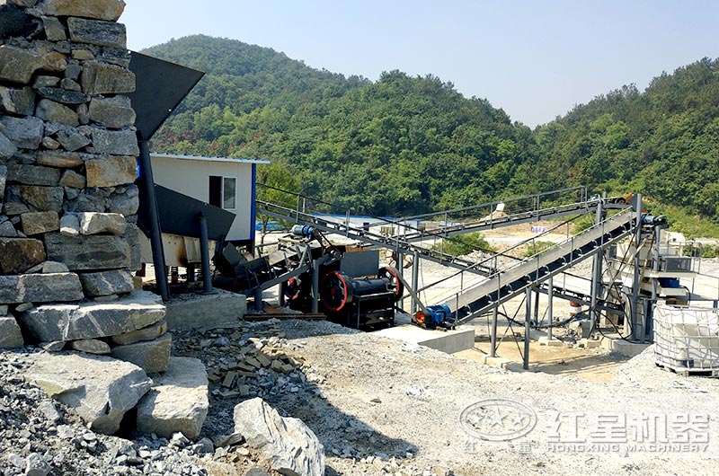 顎式細(xì)破碎機(jī)破碎現(xiàn)場，搭配制砂機(jī)使用